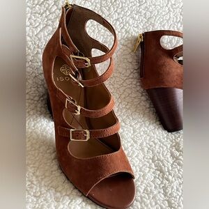 Isola Brown Block Heel buckle up open toe suede